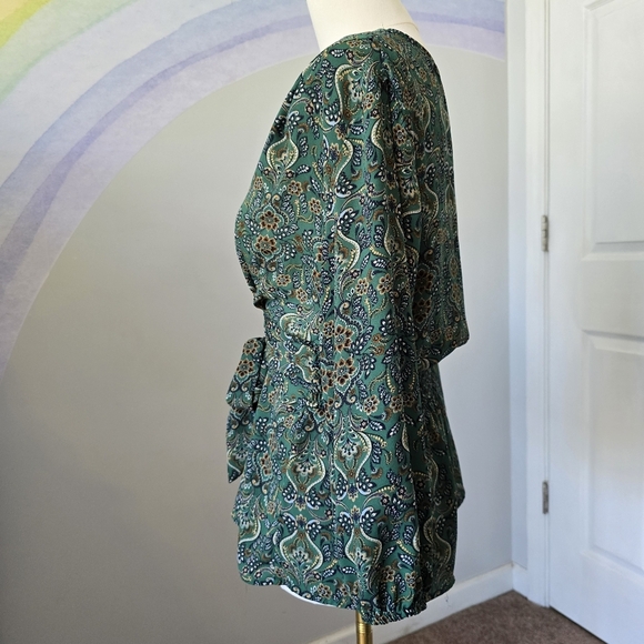 Max Studio | Medium | Green Paisley Clinched Tie Waisted Top - Picture 4 of 13